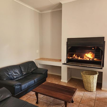 Villa Karoo Leeu Self Catering à Oudtshoorn Extérieur photo