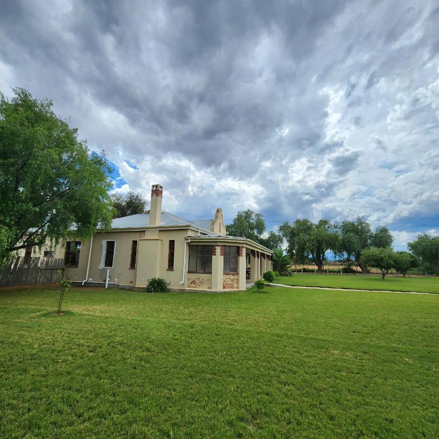 Villa Karoo Leeu Self Catering à Oudtshoorn Extérieur photo