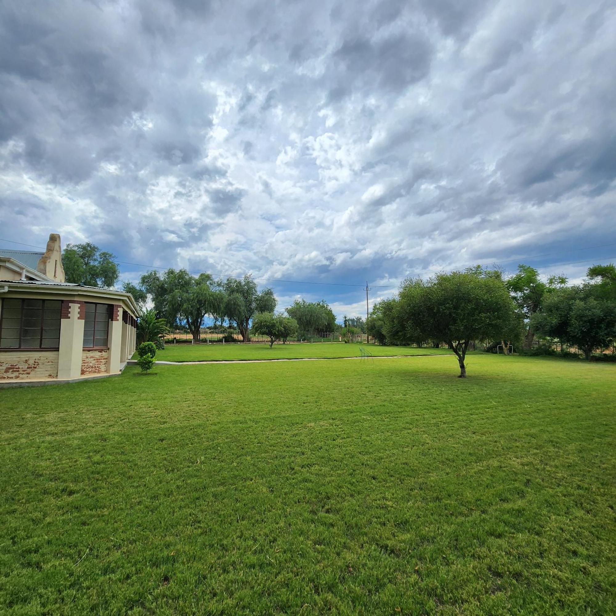 Villa Karoo Leeu Self Catering à Oudtshoorn Extérieur photo