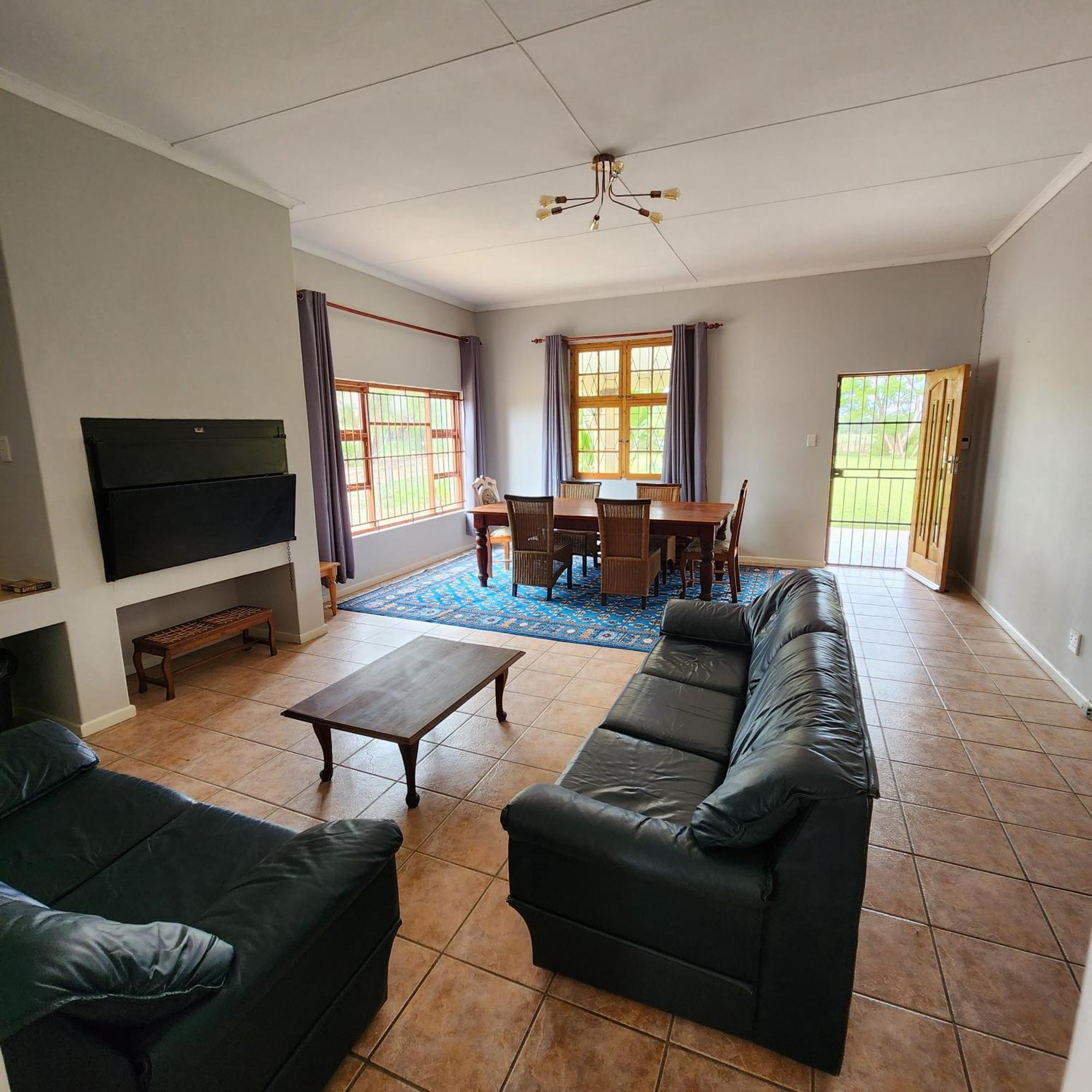 Villa Karoo Leeu Self Catering à Oudtshoorn Extérieur photo